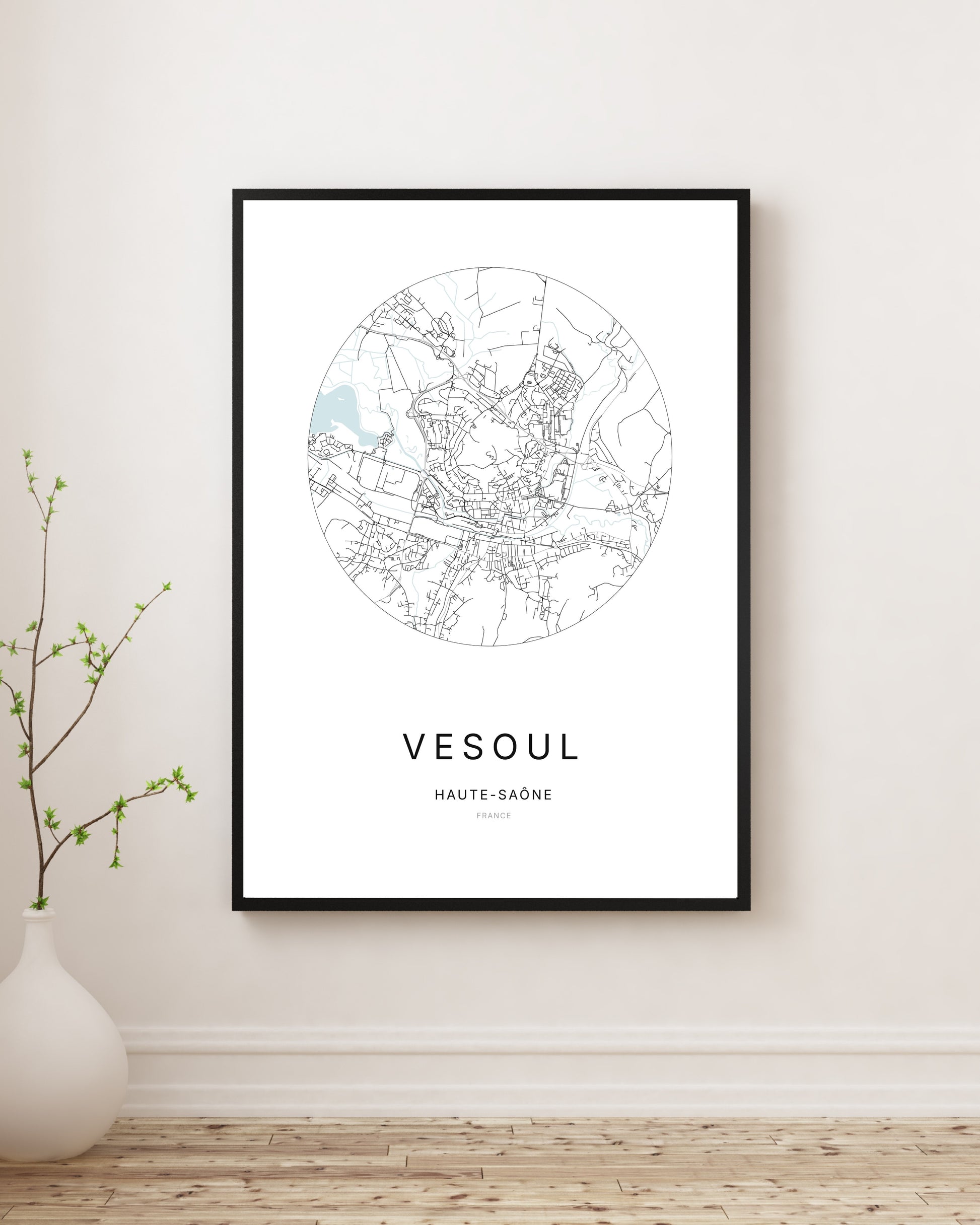 Affiche plan de ville minimaliste de Vesoul encadrée en noir.