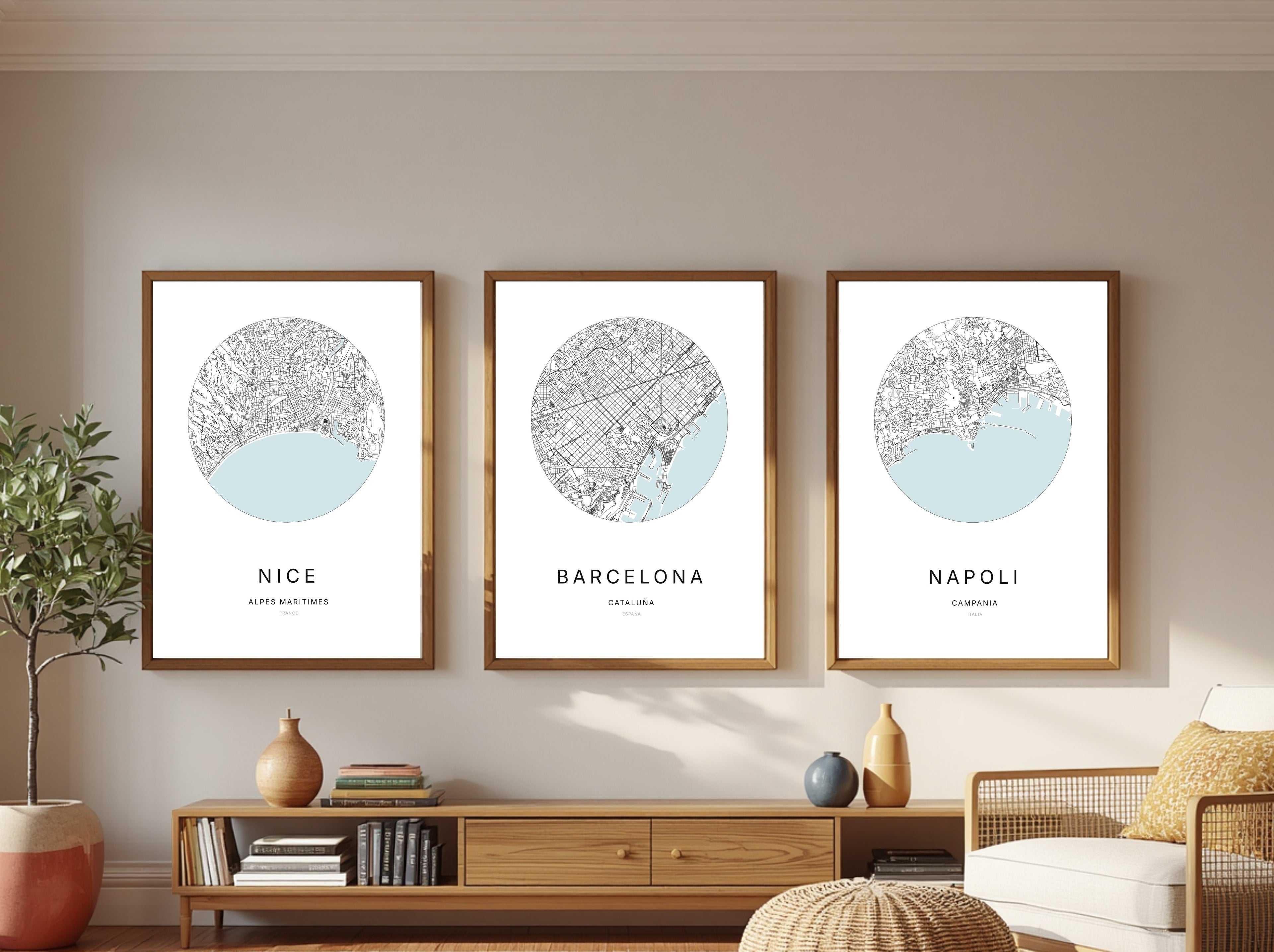 Trois affiches minimalistes de plans de villes Nice, Barcelona et Napoli dans des cadres en bois clair