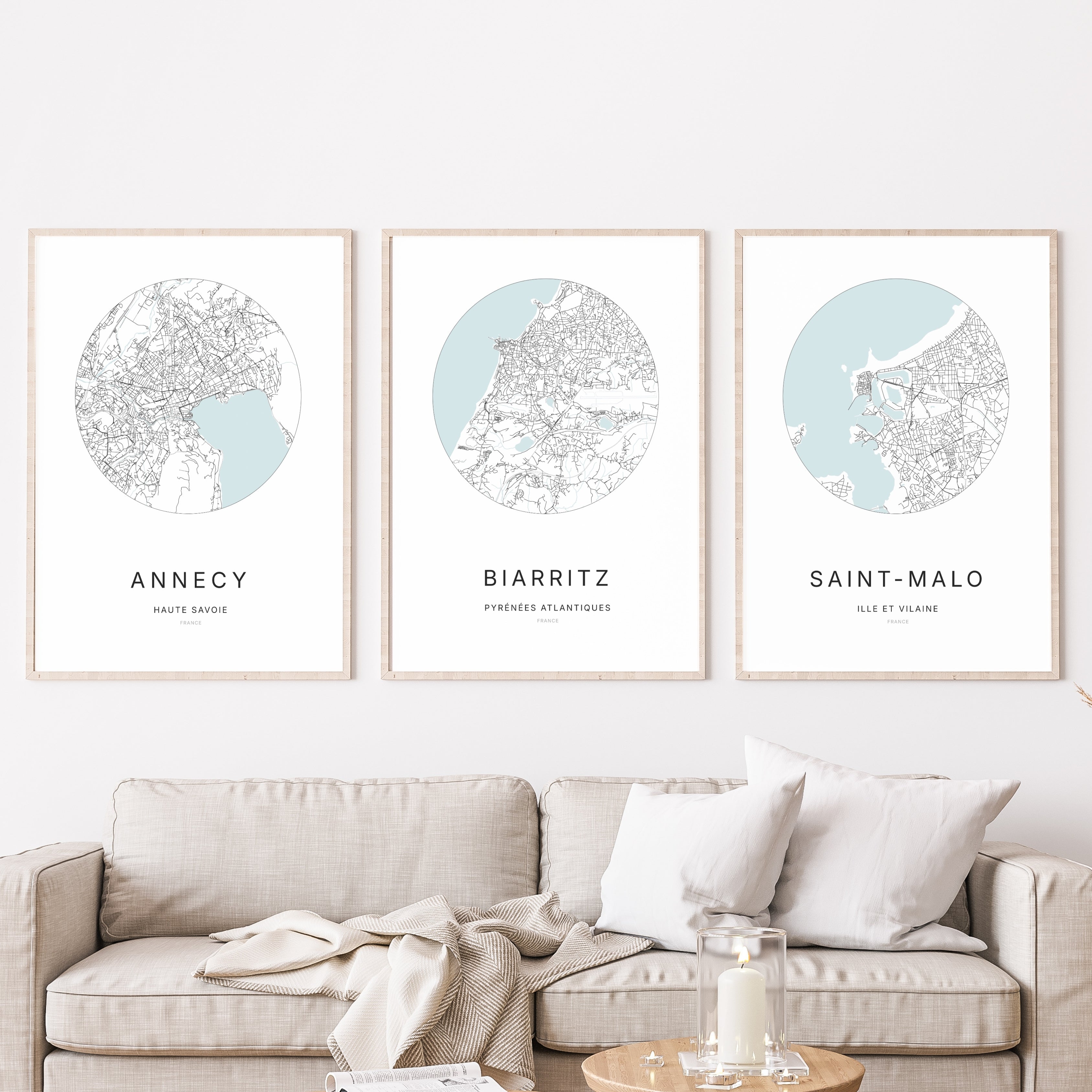 Trois affiches de villes françaises Annecy, Biarritz et Saint-Malo avec plans minimalistes City Origin dans des cadres décoratifs.
