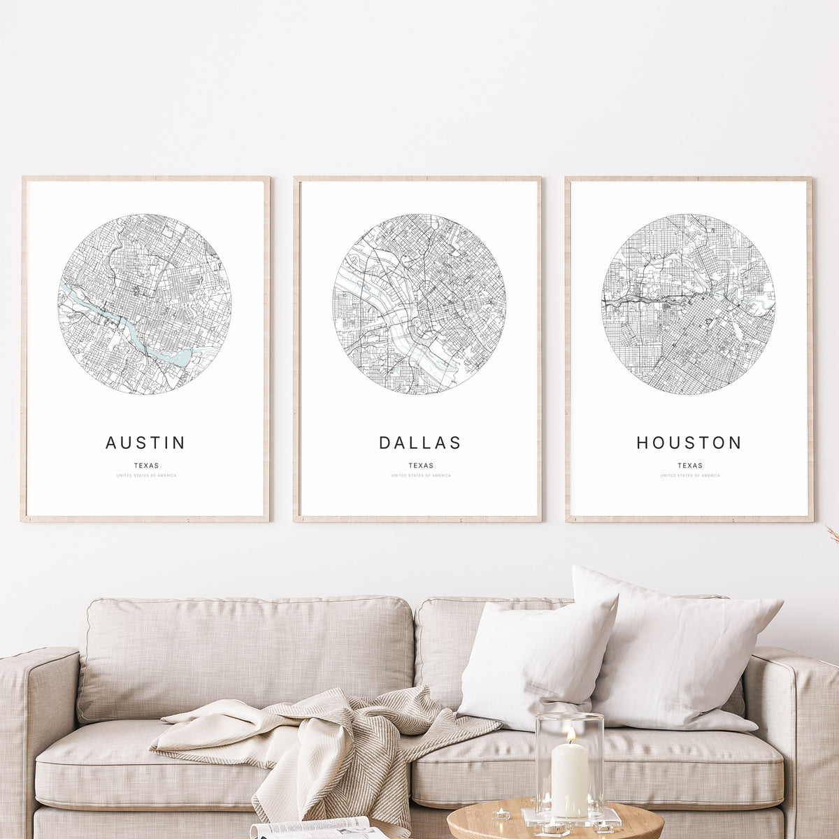 Trio d’affiches d’Austin, Dallas et Houston dans un salon.