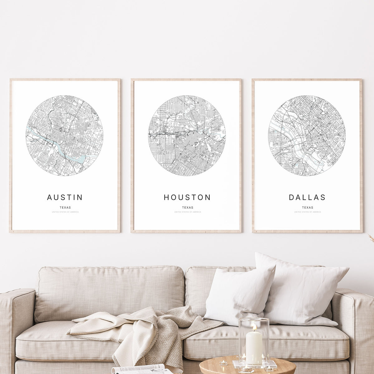 Trio d’affiches d’Austin, Houston et Dallas dans un salon.
