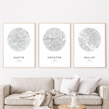 Trio d’affiches d’Austin, Houston et Dallas dans un salon.