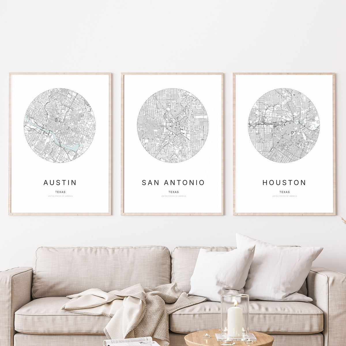 Trio d’affiches d’Austin, San Antonio et Houston dans un salon.