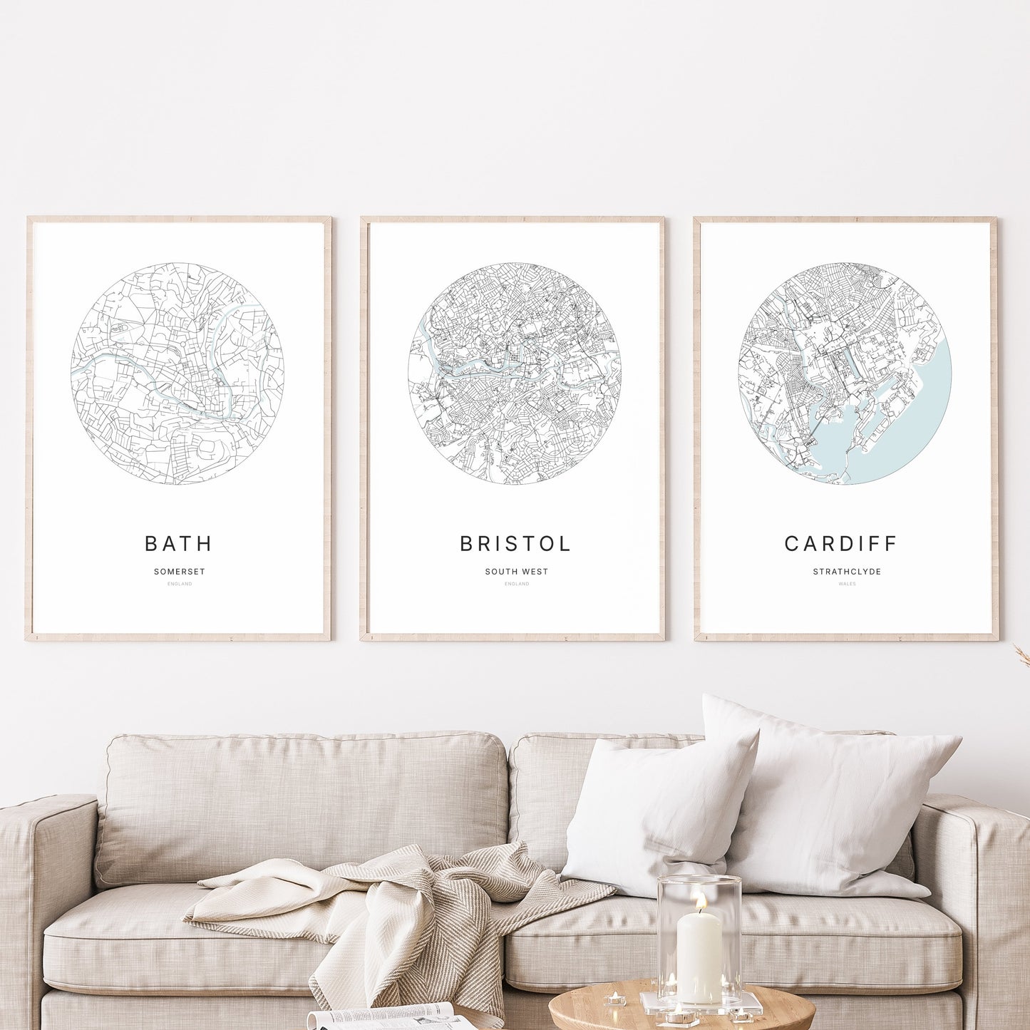 Trio d’affiches de Bath, Bristol et Cardiff dans un salon.
