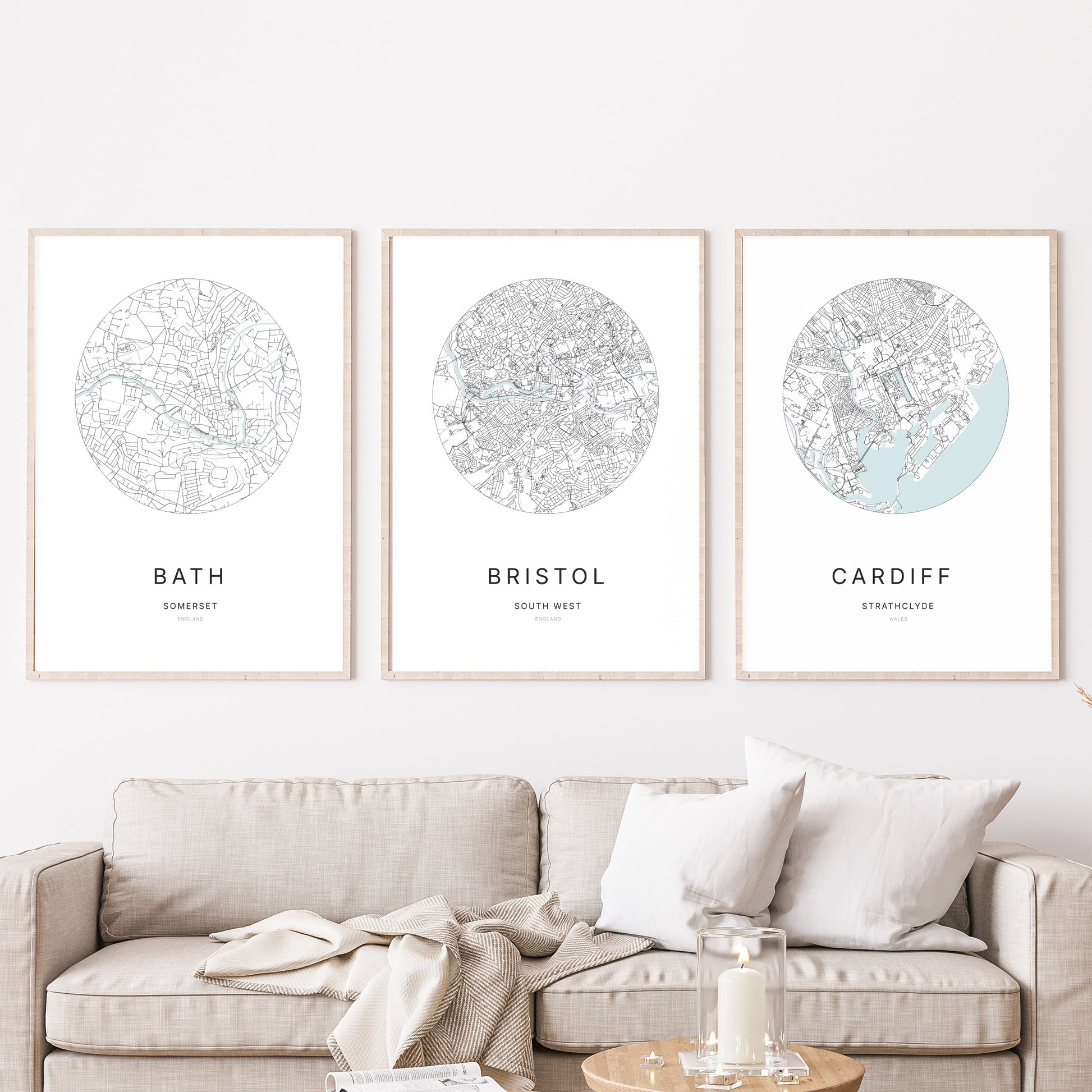 Trio d’affiches de Bath, Bristol et Cardiff dans un salon.