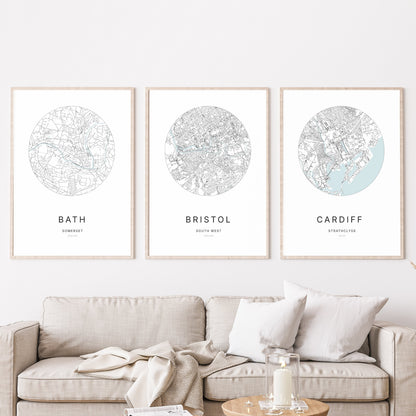 Trio d’affiches de Bath, Bristol et Cardiff dans un salon.