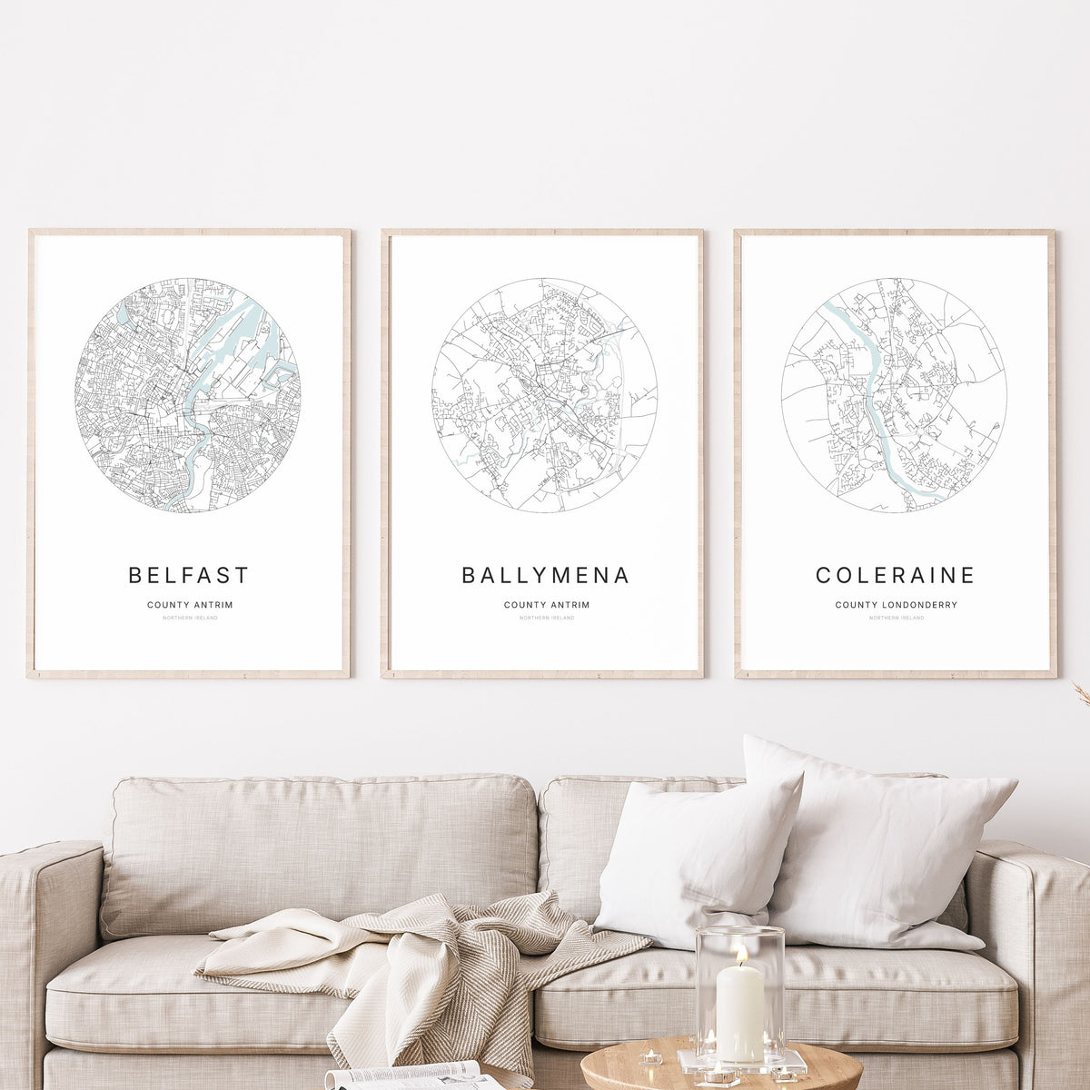 Trio d’affiches de Belfast, Ballymena et Coleraine dans un salon.