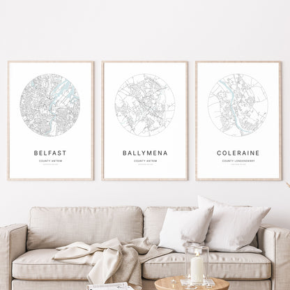Trio d’affiches de Belfast, Ballymena et Coleraine dans un salon.