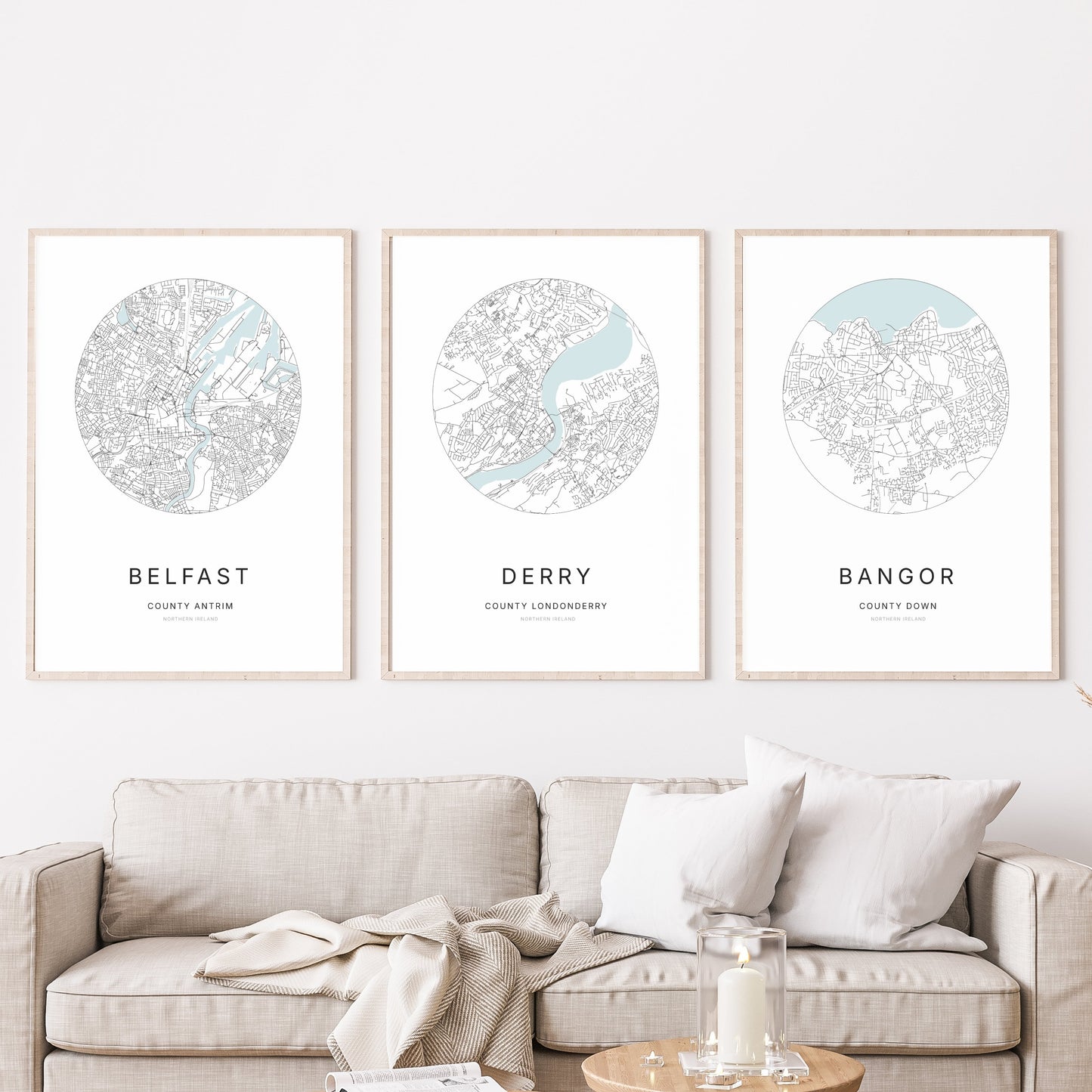 Trio d’affiches de Belfast, Derry et Bangor dans un salon.