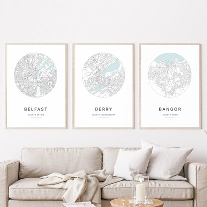 Trio d’affiches de Belfast, Derry et Bangor dans un salon.