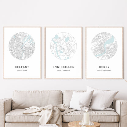 Trio d’affiches de Belfast, Enniskillen et Derry dans un salon.