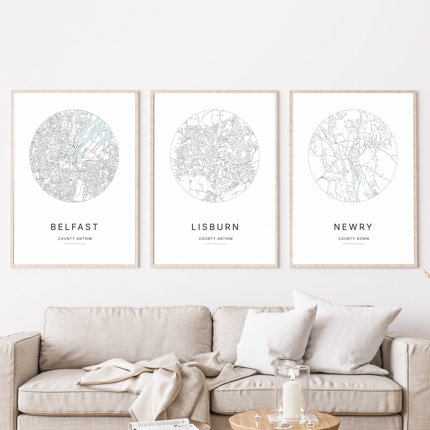 Trio d’affiches de Belfast, Lisburn et Newry dans un salon.