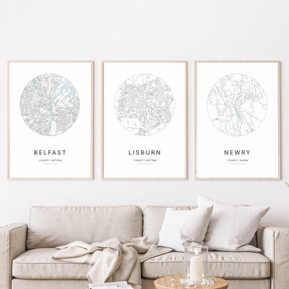 Trio d’affiches de Belfast, Lisburn et Newry dans un salon.