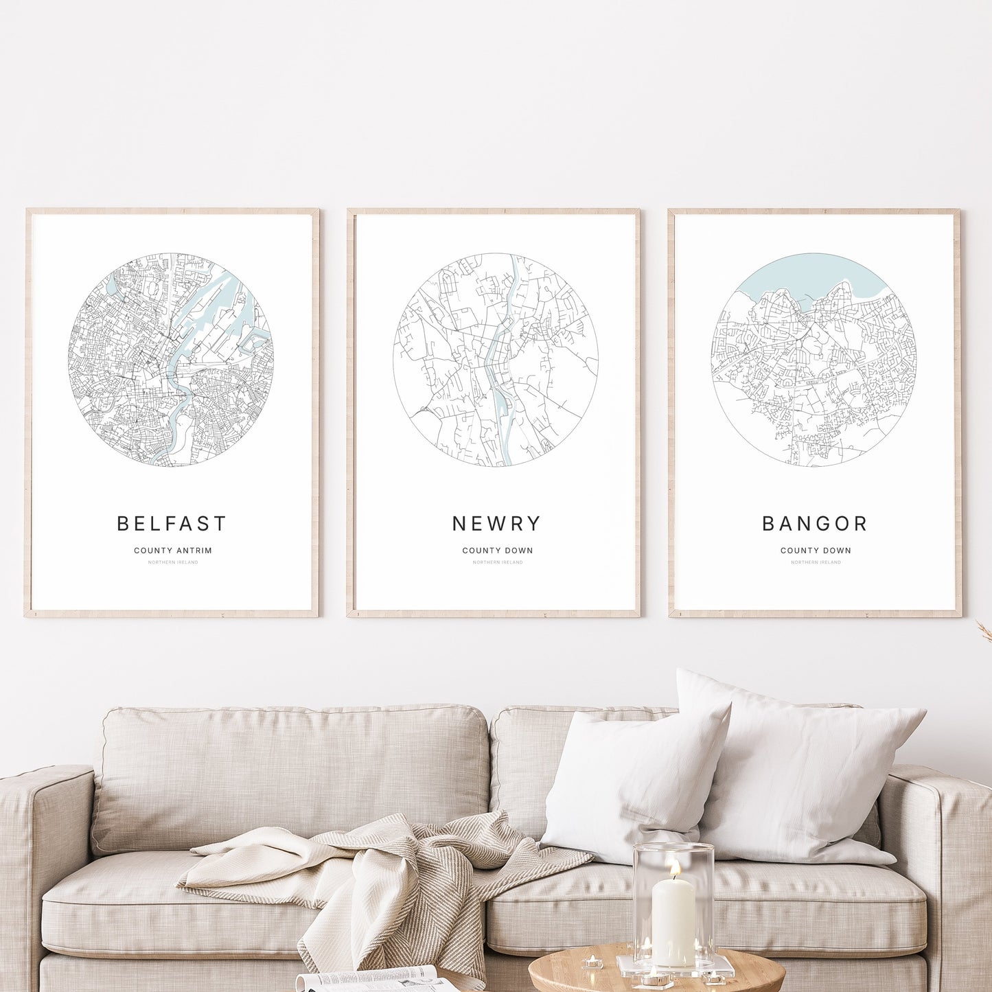 Trio d’affiches de Belfast, Newry et Bangor dans un salon.