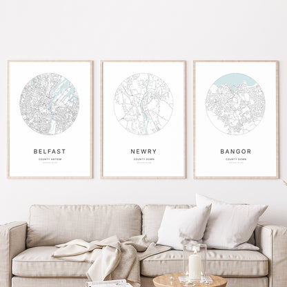 Trio d’affiches de Belfast, Newry et Bangor dans un salon.
