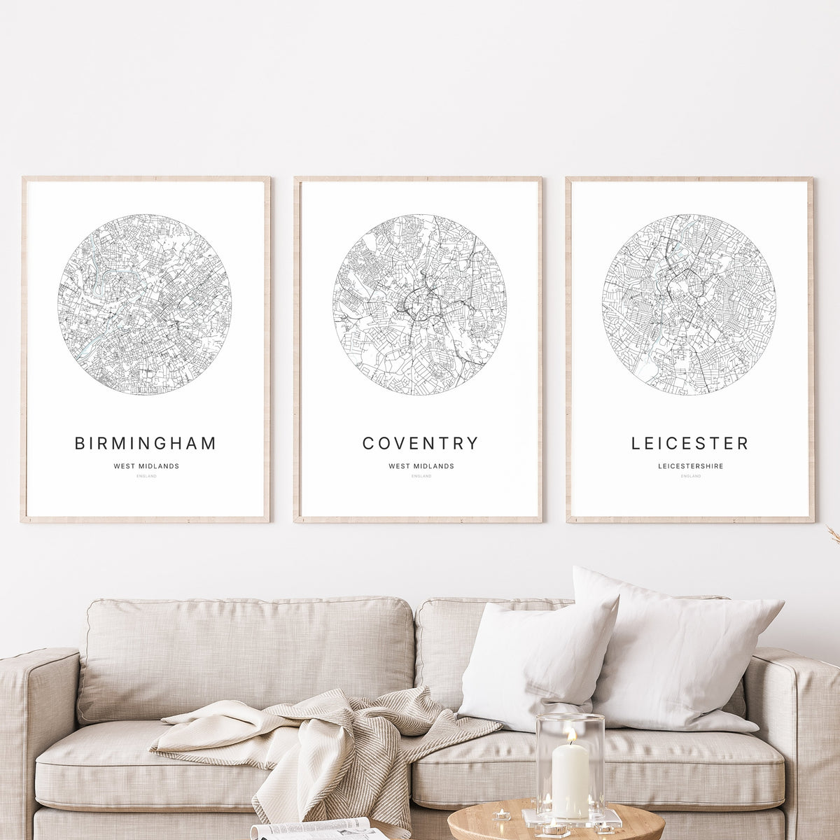 Trio d’affiches de Birmingham, Coventry et Leicester dans un salon.