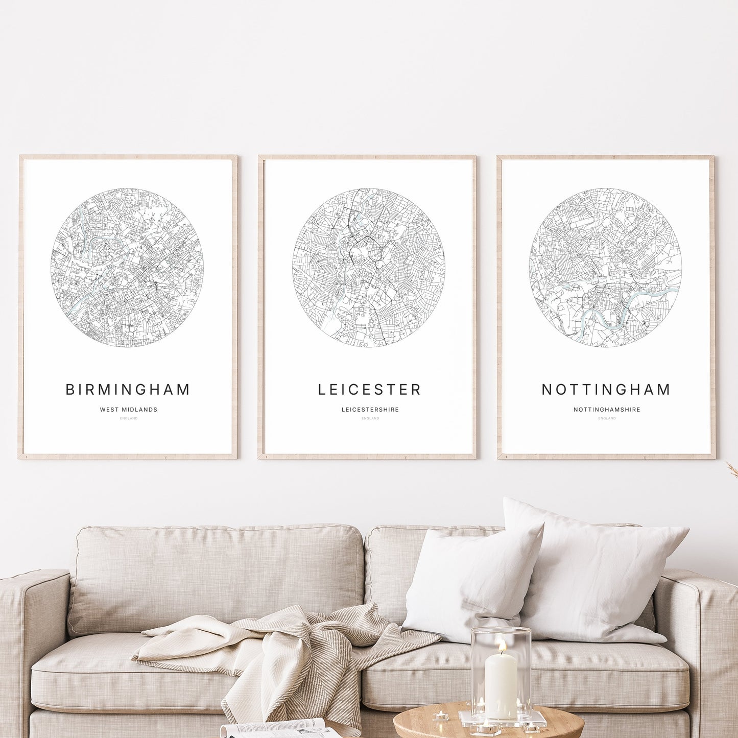 Trio d’affiches de Birmingham, Leicester et Nottingham dans un salon.
