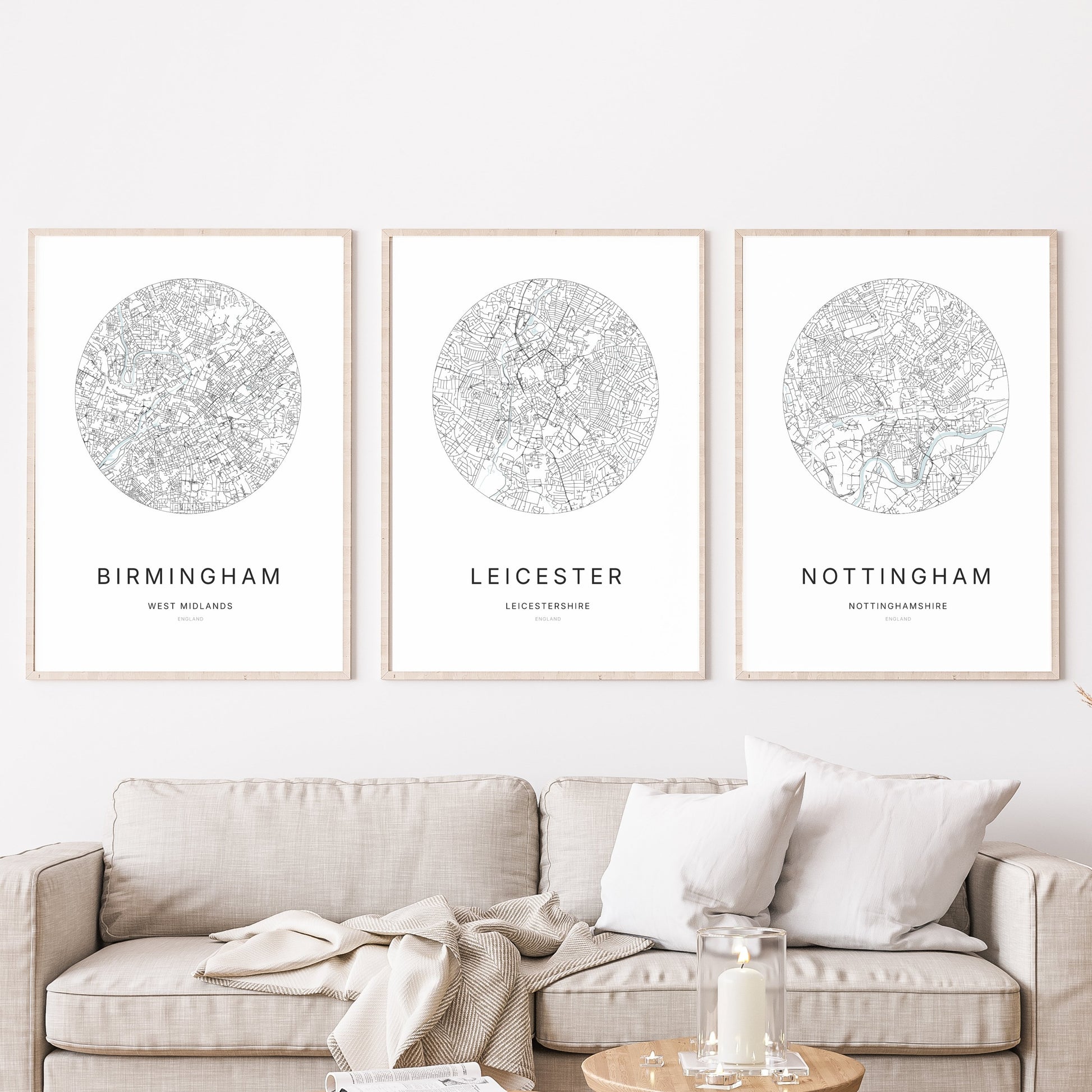 Trio d’affiches de Birmingham, Leicester et Nottingham dans un salon.