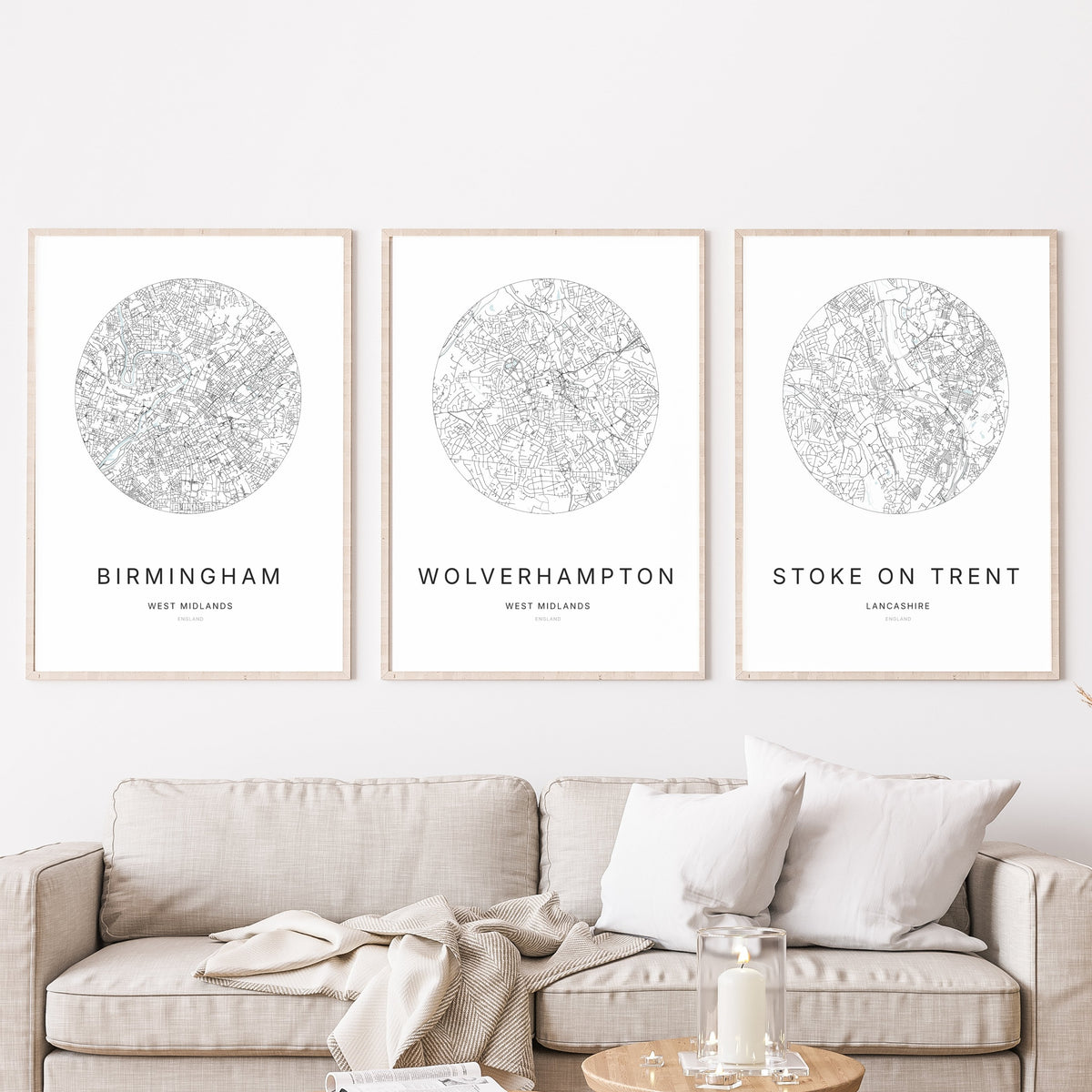 Trio d’affiches de Birmingham, Wolverhampton et Stoke-on-Trent dans un salon.