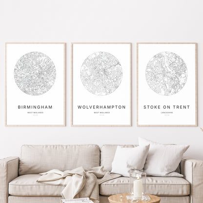 Trio d’affiches de Birmingham, Wolverhampton et Stoke-on-Trent dans un salon.