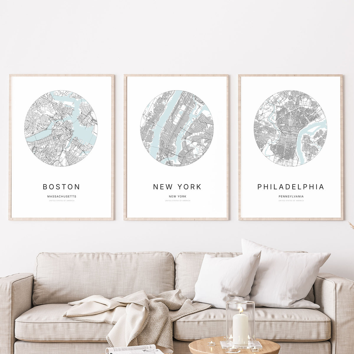 Trio d’affiches de Boston, New York et Philadelphie dans un salon.
