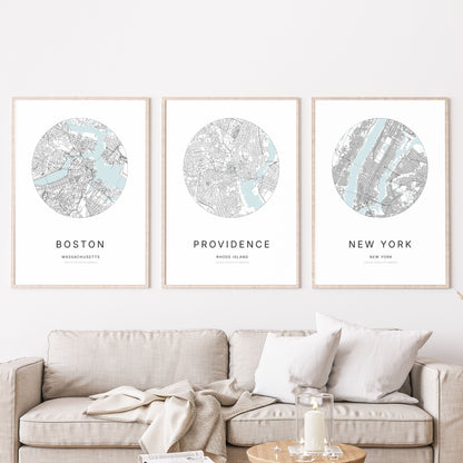 Trio d’affiches de Boston, Providence et New York dans un salon.