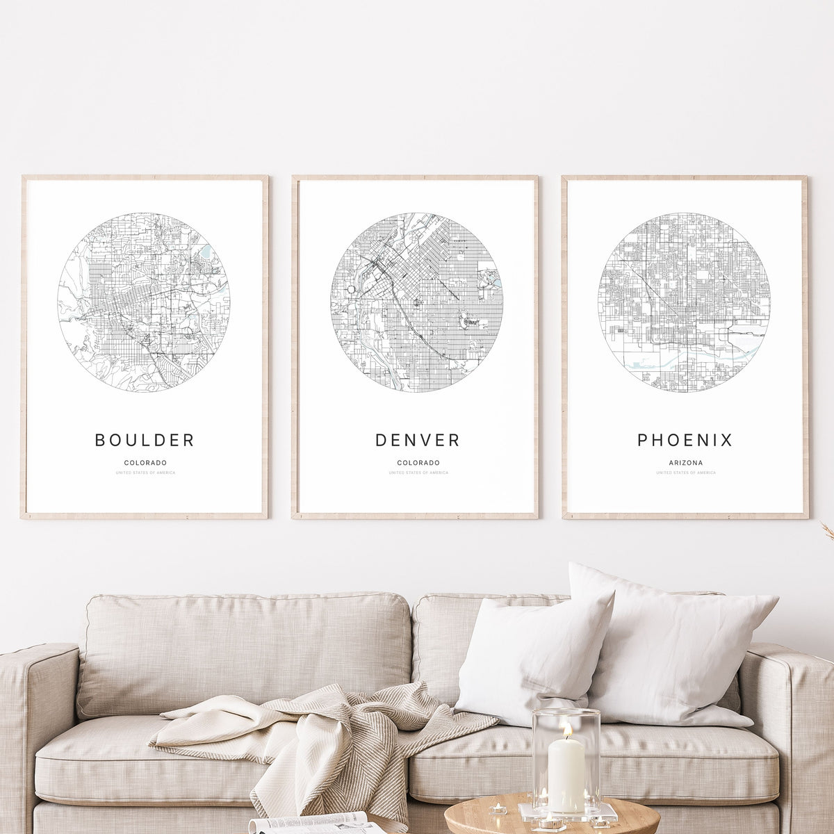 Trio d’affiches de Boulder, Denver et Phoenix dans un salon.