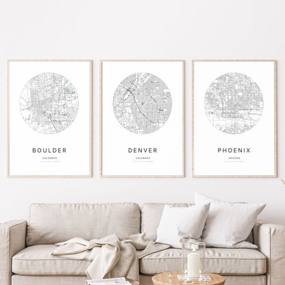 Trio d’affiches de Boulder, Denver et Phoenix dans un salon.