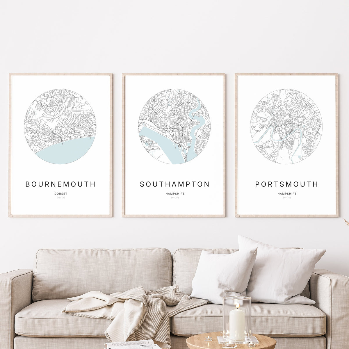 Trio d’affiches de Bournemouth, Southampton et Portsmouth dans un salon.