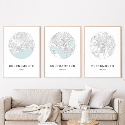Trio d’affiches de Bournemouth, Southampton et Portsmouth dans un salon.