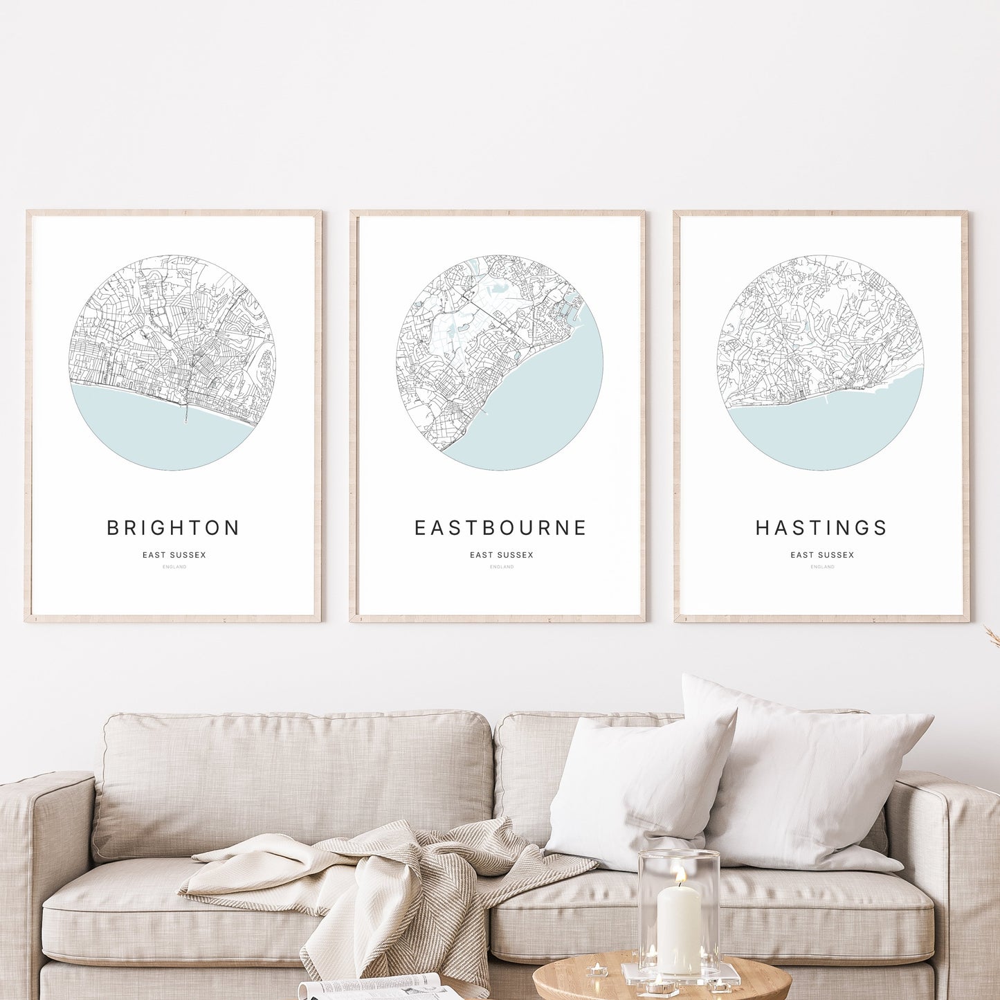 Trio d’affiches de Brighton, Eastbourne et Hastings dans un salon.