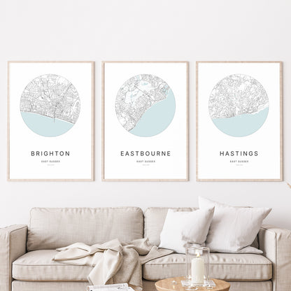 Trio d’affiches de Brighton, Eastbourne et Hastings dans un salon.