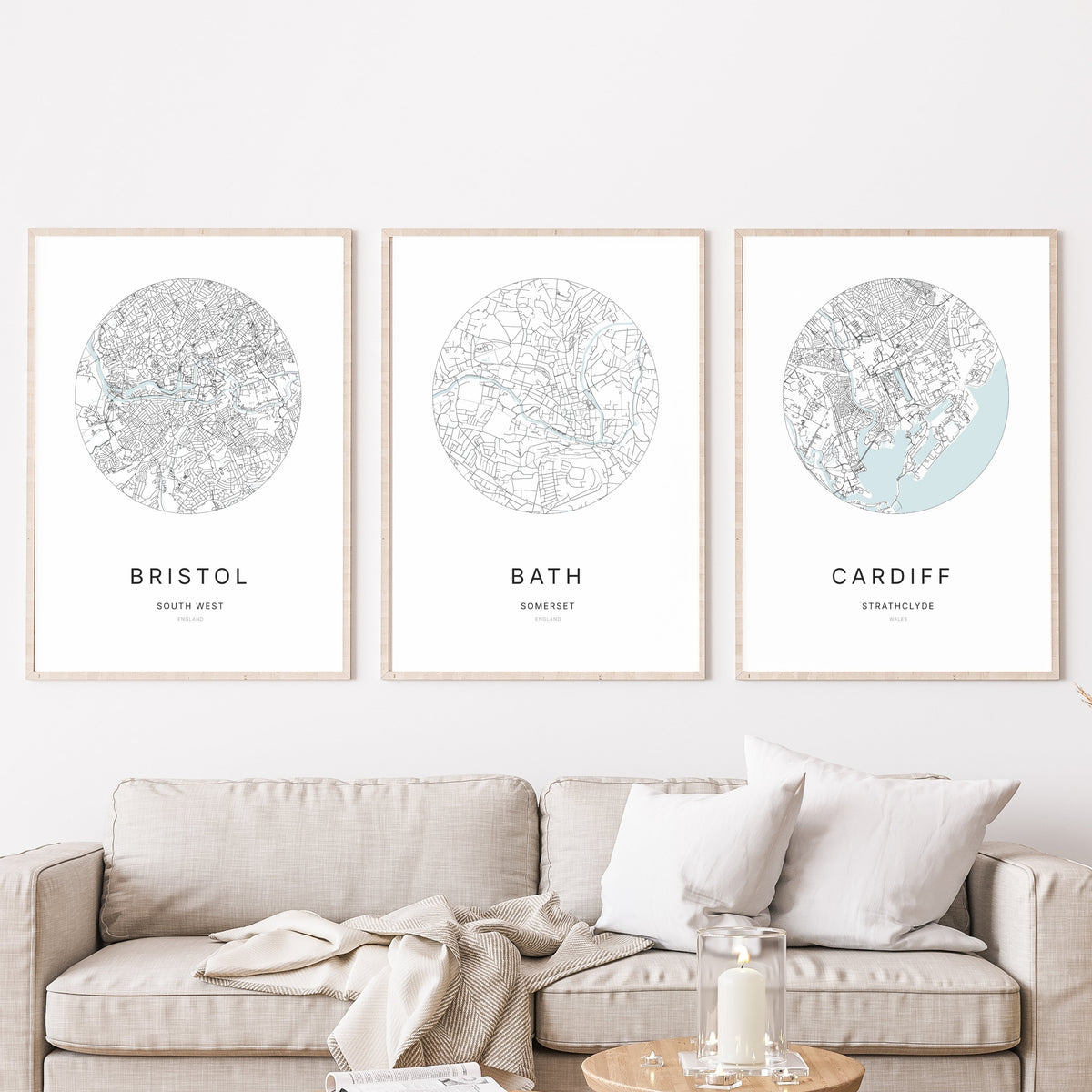 Trio d’affiches de Bristol, Bath et Cardiff dans un salon.