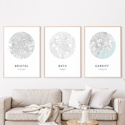 Trio d’affiches de Bristol, Bath et Cardiff dans un salon.