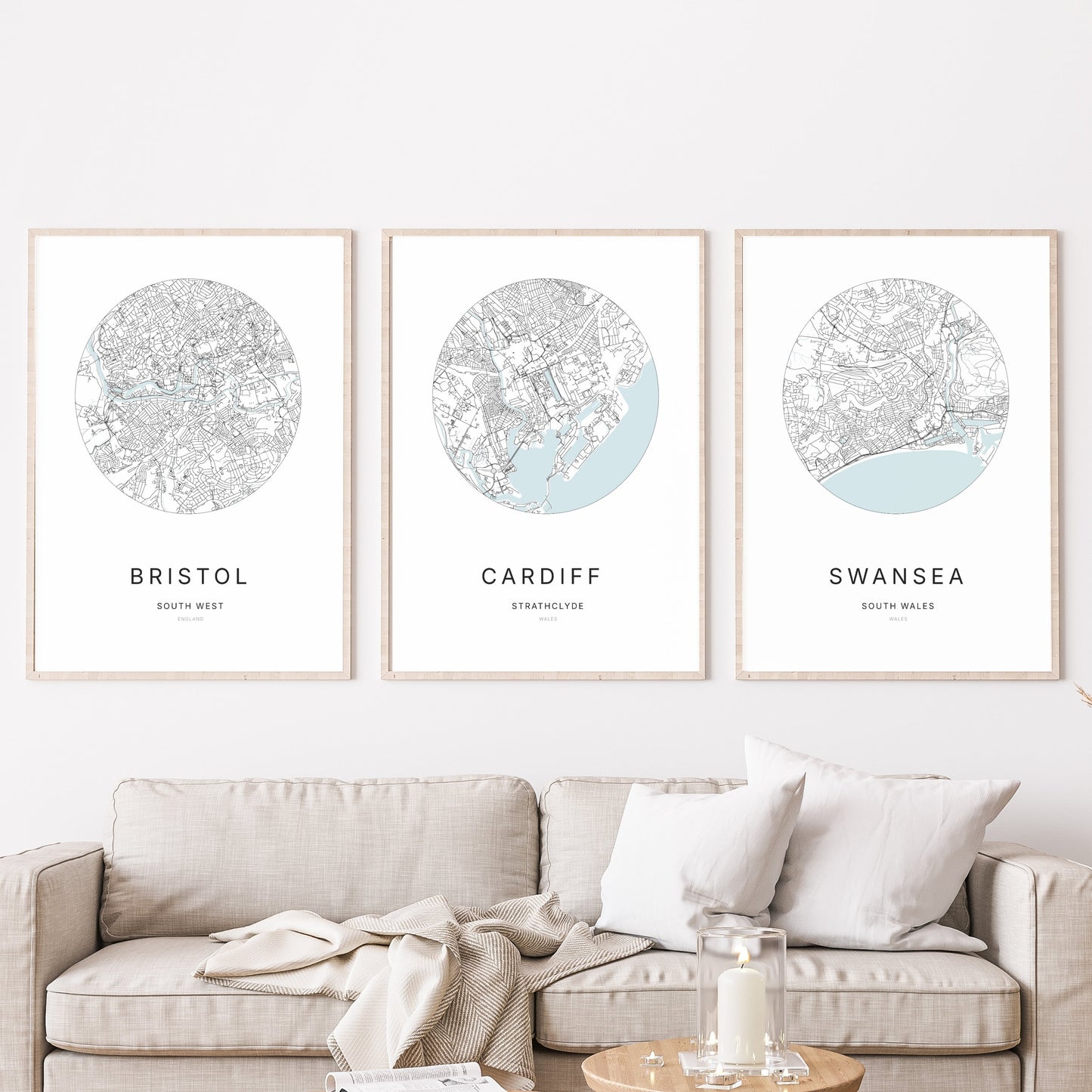 Trio d’affiches de Bristol, Cardiff et Swansea dans un salon.