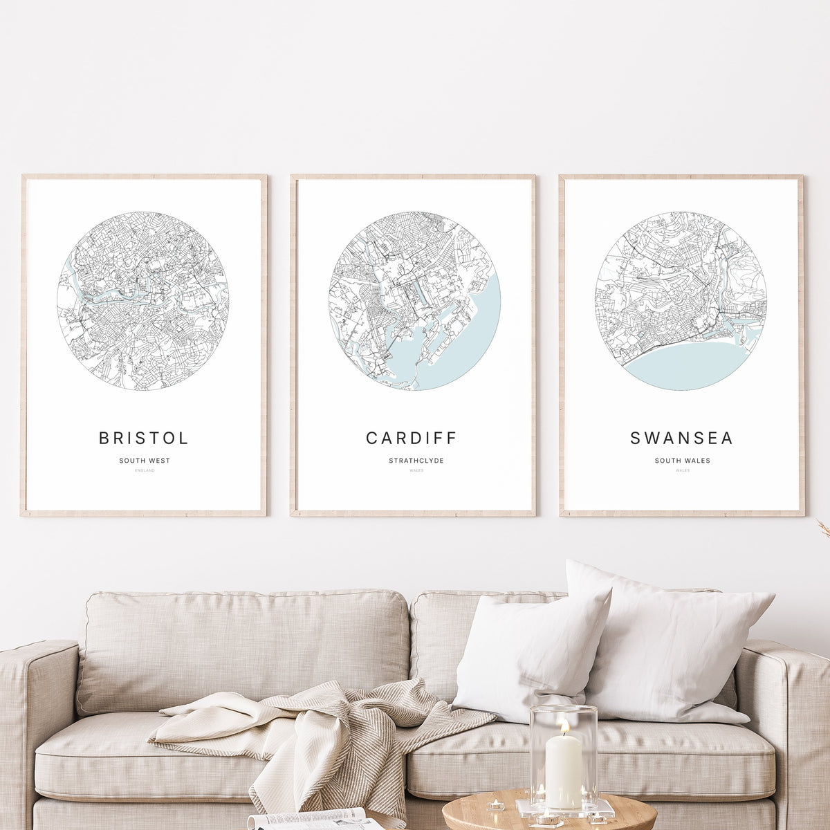 Trio d’affiches de Bristol, Cardiff et Swansea dans un salon.