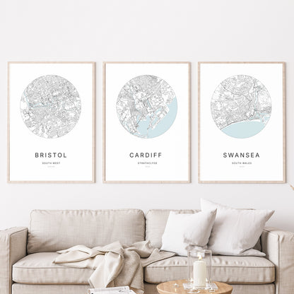 Trio d’affiches de Bristol, Cardiff et Swansea dans un salon.