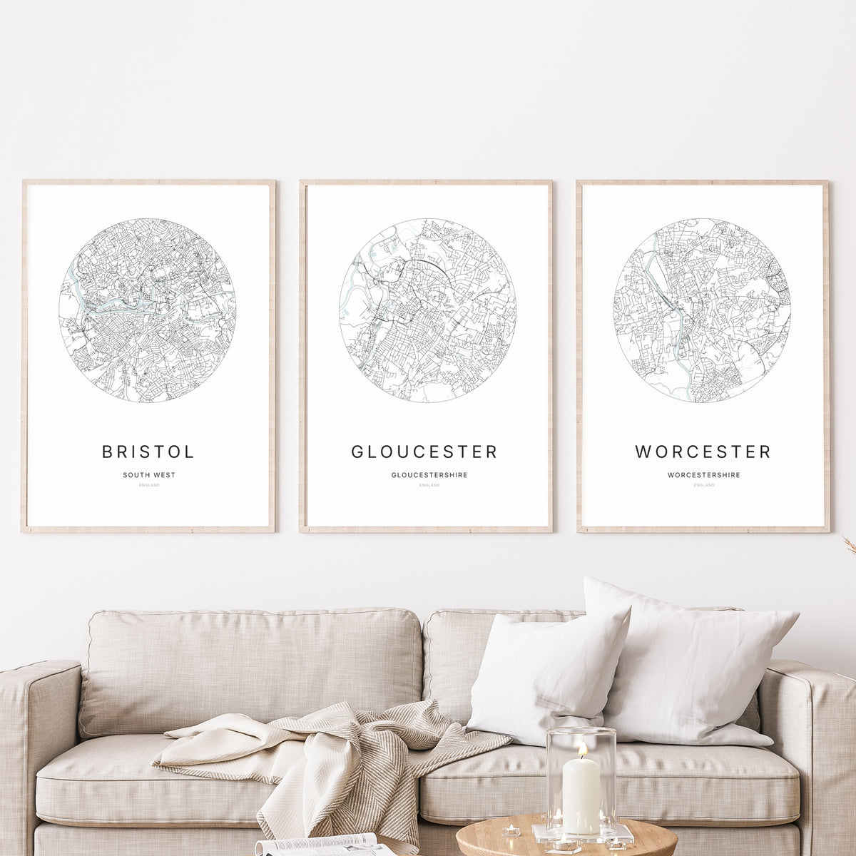 Trio d’affiches de Bristol, Gloucester et Worcester dans un salon.