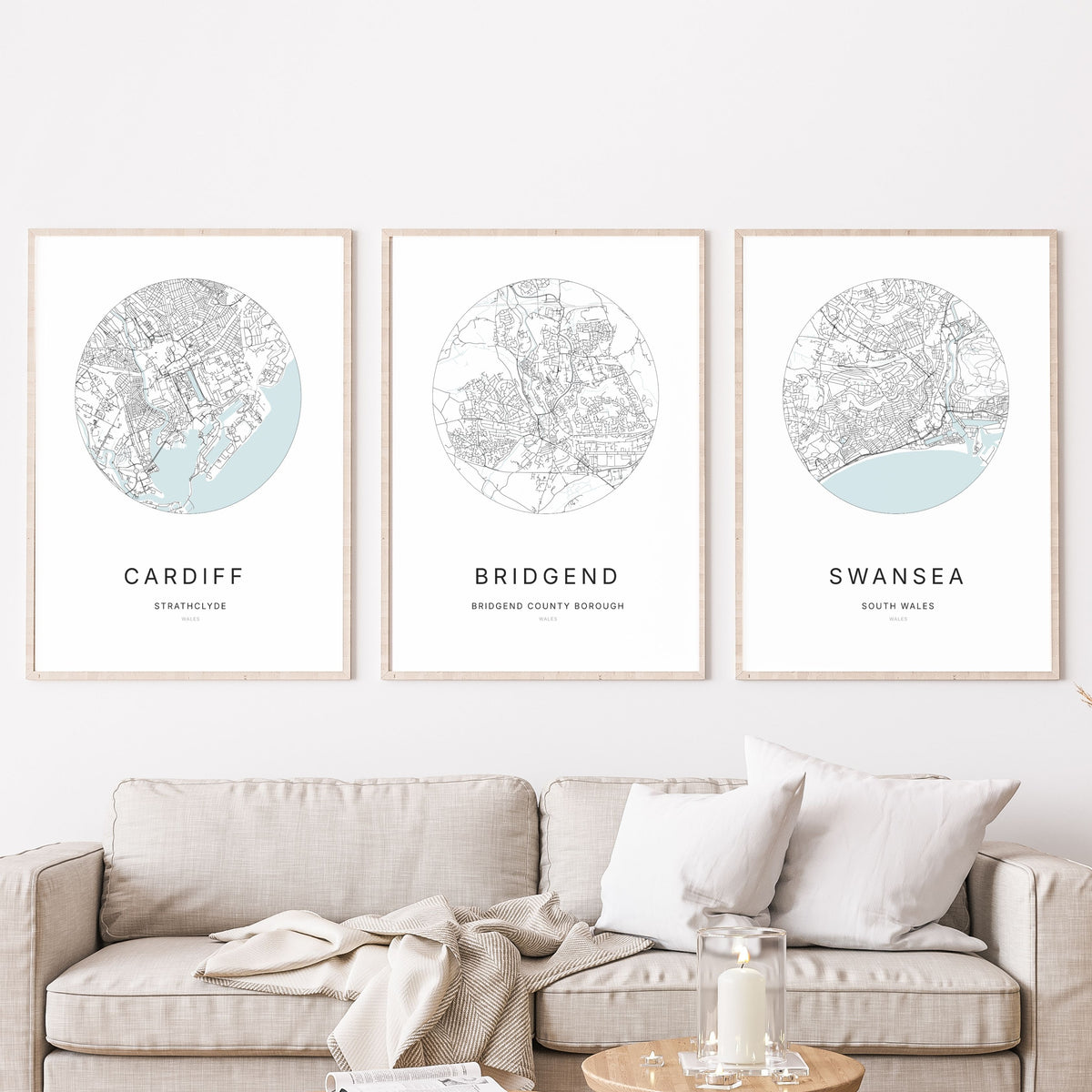 Trio d’affiches de Cardiff, Bridgend et Swansea dans un salon.