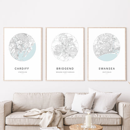 Trio d’affiches de Cardiff, Bridgend et Swansea dans un salon.