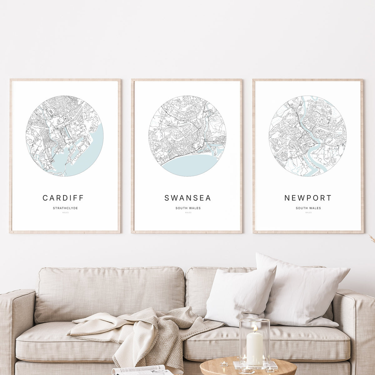Trio d’affiches de Cardiff, Swansea et Newport dans un salon.