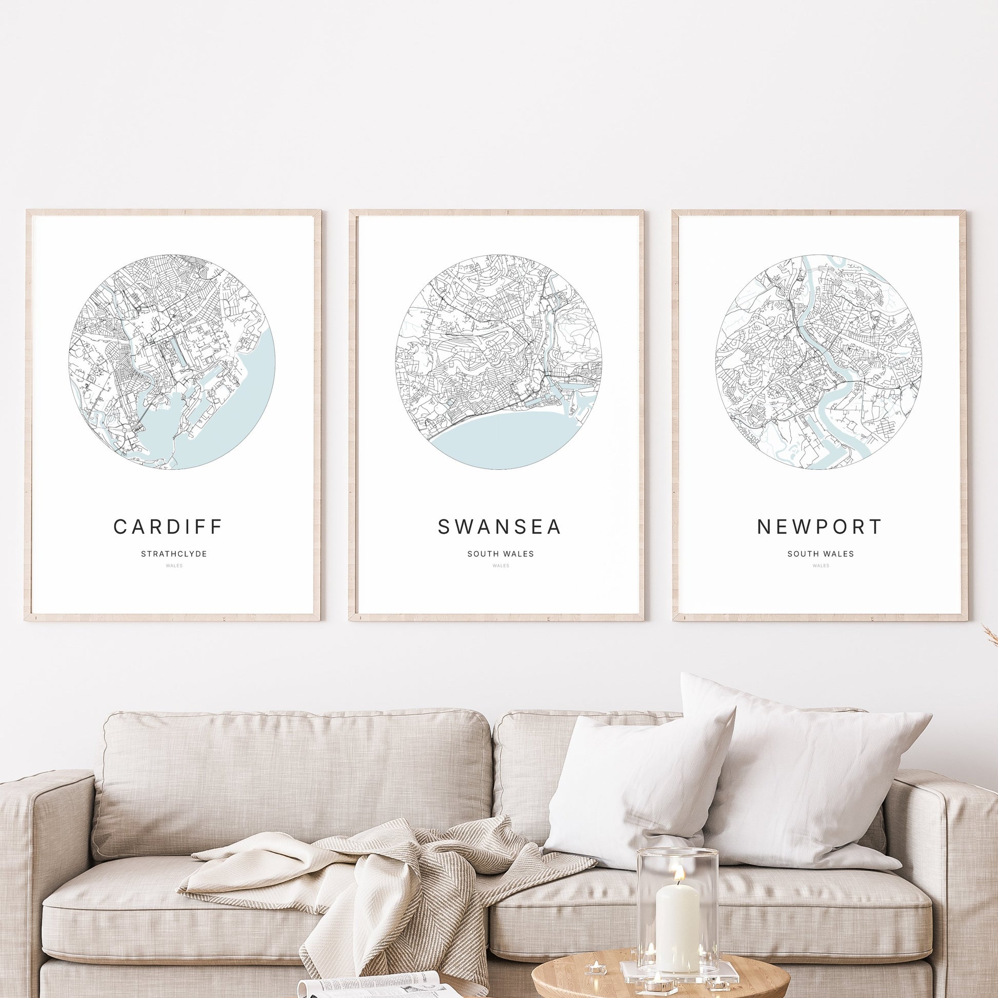 Trio d’affiches de Cardiff, Swansea et Newport dans un salon.