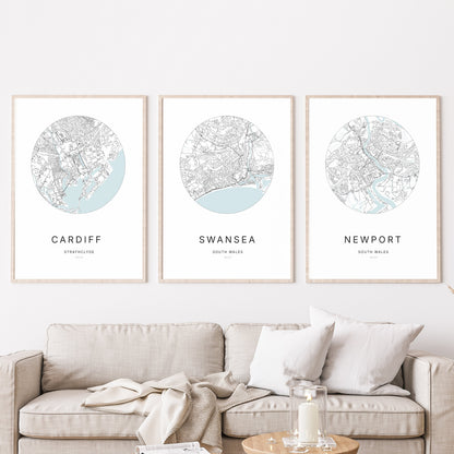 Trio d’affiches de Cardiff, Swansea et Newport dans un salon.