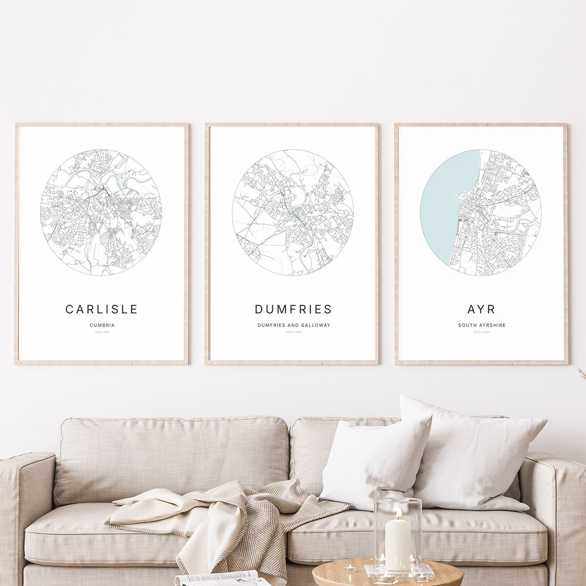 Trio d’affiches de Carlisle, Dumfries et Ayr dans un salon.