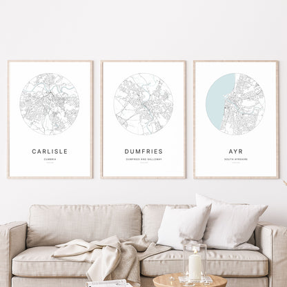 Trio d’affiches de Carlisle, Dumfries et Ayr dans un salon.