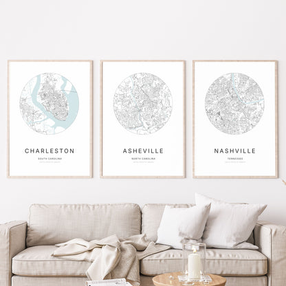 Trio d’affiches de Charleston, Asheville et Nashville dans un salon.