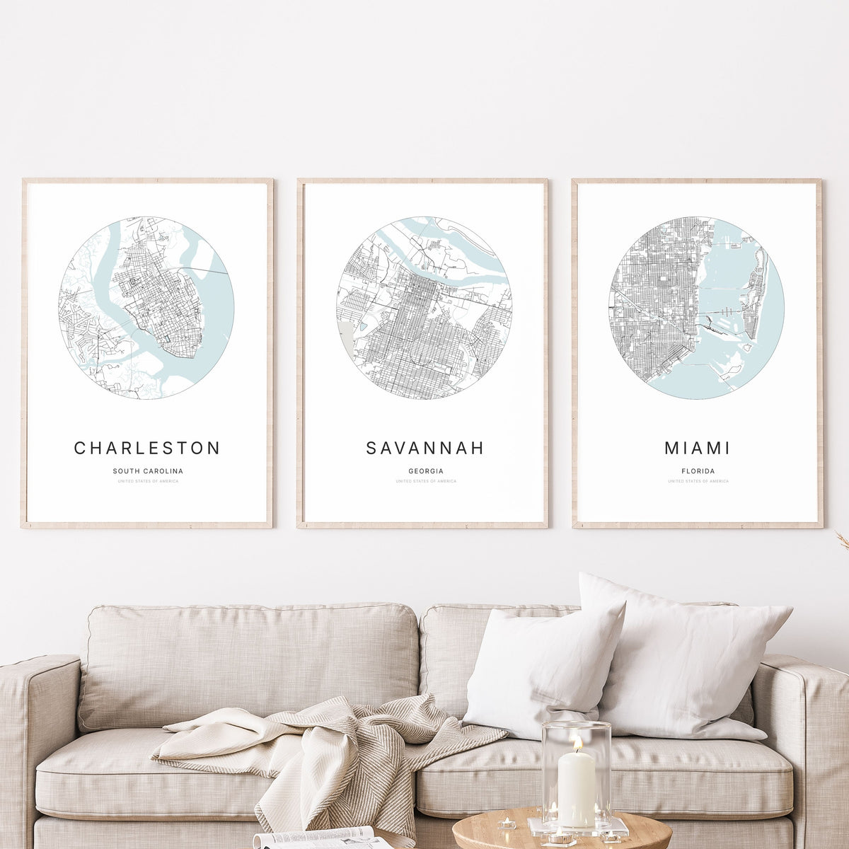 Trio d’affiches de Charleston, Savannah et Miami dans un salon.