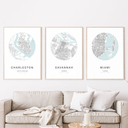 Trio d’affiches de Charleston, Savannah et Miami dans un salon.
