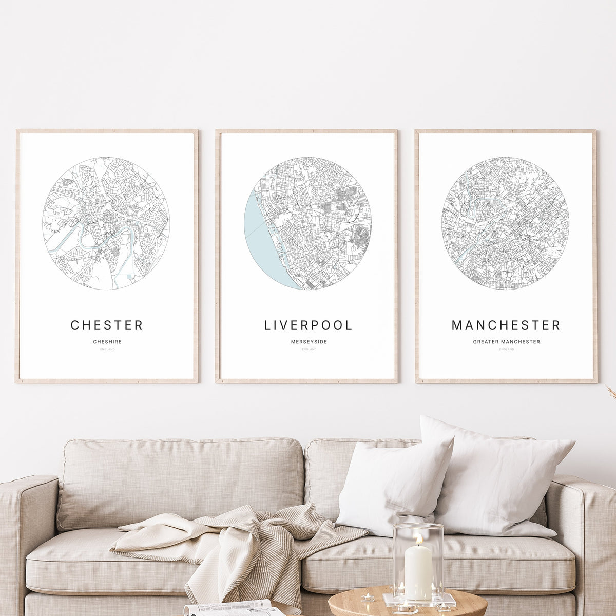 Trio d’affiches de Chester, Liverpool et Manchester dans un salon.