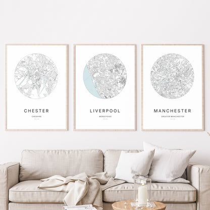 Trio d’affiches de Chester, Liverpool et Manchester dans un salon.